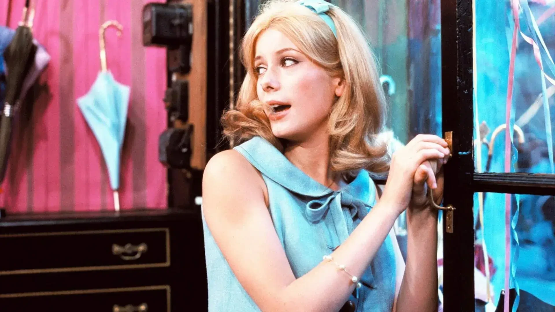 دانلود فیلم The Umbrellas of Cherbourg 1964